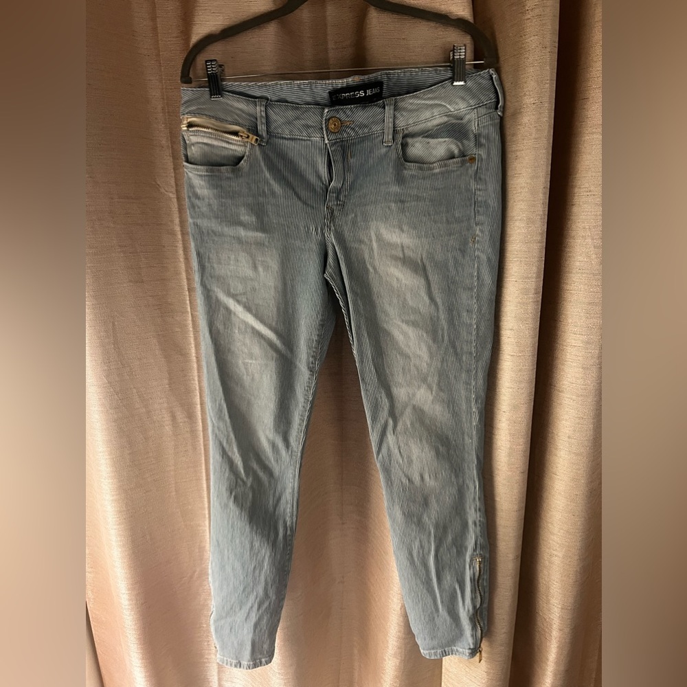Vintage jeans. Size 10. Super cute! Gold zippers at the bottom of tapered legs.